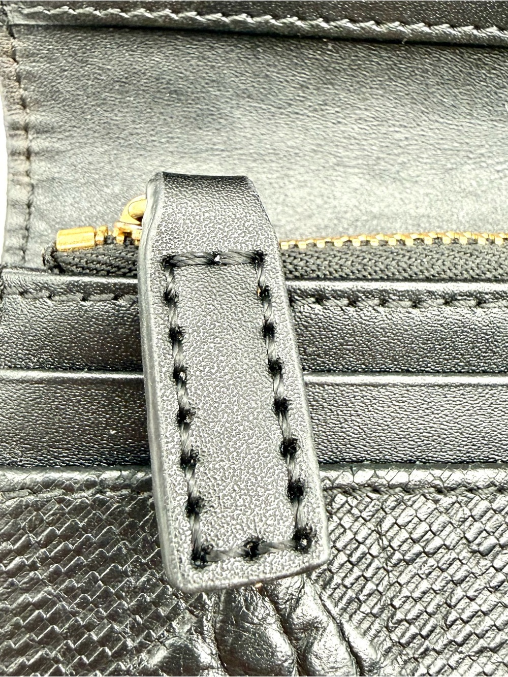 Burberry Embossed Pattern Black Leather Wallet | New Zipper Pull - Picture 9 of 16